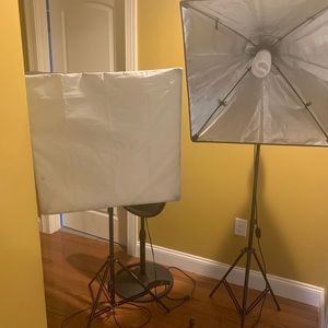 Studio lights 2 for 100$ tripod for 30$